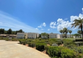 Отдельно стоящий дом с участком на продажу в городе Santa Eulària des Riu. Фото