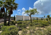 Отдельно стоящий дом с участком на продажу в городе Santa Eulària des Riu. Фото