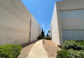 Отдельно стоящий дом с участком на продажу в городе Santa Eulària des Riu. Фото
