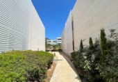 Отдельно стоящий дом с участком на продажу в городе Santa Eulària des Riu. Фото