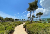 Отдельно стоящий дом с участком на продажу в городе Santa Eulària des Riu. Фото