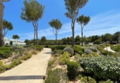 Отдельно стоящий дом с участком на продажу в городе Santa Eulària des Riu. Фото