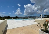 Отдельно стоящий дом с участком на продажу в городе Santa Eulària des Riu. Фото