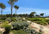 Отдельно стоящий дом с участком на продажу в городе Santa Eulària des Riu. Фото