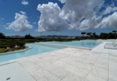 Отдельно стоящий дом с участком на продажу в городе Santa Eulària des Riu. Фото