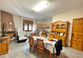 Отдельно стоящий дом с участком на продажу в городе Tortosa. Фото