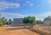 Отдельно стоящий дом с участком на продажу в городе Tortosa. Фото