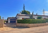 Отдельно стоящий дом с участком на продажу в городе Tortosa. Фото