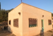 Отдельно стоящий дом с участком на продажу в городе Tortosa. Фото
