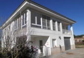 Отдельно стоящий дом с участком на продажу в городе Tortosa. Фото