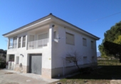 Отдельно стоящий дом с участком на продажу в городе Tortosa. Фото
