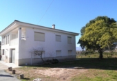 Отдельно стоящий дом с участком на продажу в городе Tortosa. Фото