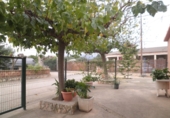 Отдельно стоящий дом с участком на продажу в городе Tortosa. Фото