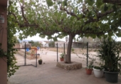 Отдельно стоящий дом с участком на продажу в городе Tortosa. Фото