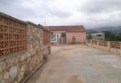 Отдельно стоящий дом с участком на продажу в городе Tortosa. Фото