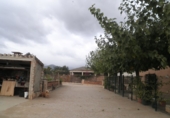 Отдельно стоящий дом с участком на продажу в городе Tortosa. Фото