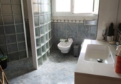 Отдельно стоящий дом с участком на продажу в городе Tortosa. Фото