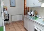 Отдельно стоящий дом с участком на продажу в городе Вальдепеньяс. Фото