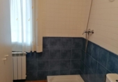 Отдельно стоящий дом с участком на продажу в городе Вальдепеньяс. Фото