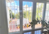 Отдельно стоящий дом с участком на продажу в городе Pinares de Lepe. Фото