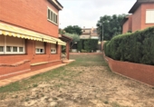 Отдельно стоящий дом с участком на продажу в городе Sant Joan Despí. Фото