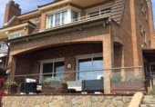 Таунхаус с участком на продажу в городе Esplugues de Llobregat. Фото