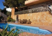 Дом с участком на продажу в городе el Vendrell. Фото