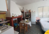Отдельно стоящий дом с участком на продажу в городе Alcalá la Real. Фото