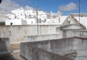 Отдельно стоящий дом с участком на продажу в городе Vejer de la Frontera. Фото