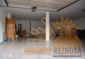 Отдельно стоящий дом с участком на продажу в городе Molina de Segura. Фото