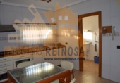 Отдельно стоящий дом с участком на продажу в городе Molina de Segura. Фото