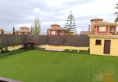 Отдельно стоящий дом с участком на продажу в городе Molina de Segura. Фото