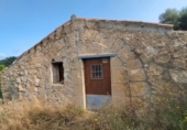 Отдельно стоящий дом с участком на продажу в городе Cervià de les Garrigues. Фото