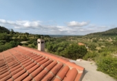 Отдельно стоящий дом с участком на продажу в городе Cervià de les Garrigues. Фото