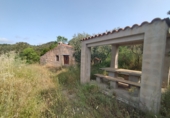 Отдельно стоящий дом с участком на продажу в городе Cervià de les Garrigues. Фото