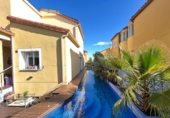 Дом с участком на продажу в городе Cambrils. Фото