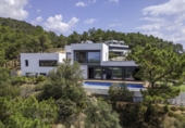Отдельно стоящий дом с участком на продажу в городе Tossa de Mar. Фото