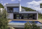 Отдельно стоящий дом с участком на продажу в городе Tossa de Mar. Фото