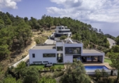 Отдельно стоящий дом с участком на продажу в городе Tossa de Mar. Фото