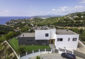 Отдельно стоящий дом с участком на продажу в городе Tossa de Mar. Фото