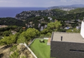 Отдельно стоящий дом с участком на продажу в городе Tossa de Mar. Фото