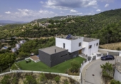 Отдельно стоящий дом с участком на продажу в городе Tossa de Mar. Фото