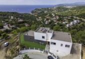 Отдельно стоящий дом с участком на продажу в городе Tossa de Mar. Фото
