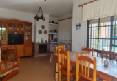 Отдельно стоящий дом с участком на продажу в городе Pinares de Lepe. Фото