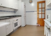 Отдельно стоящий дом с участком на продажу в городе Pinares de Lepe. Фото