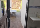 Отдельно стоящий дом с участком на продажу в городе Pinares de Lepe. Фото