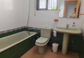 Отдельно стоящий дом с участком на продажу в городе Pinares de Lepe. Фото