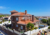 Дом с участком на продажу в городе el Vendrell. Фото