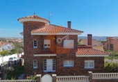 Дом с участком на продажу в городе el Vendrell. Фото