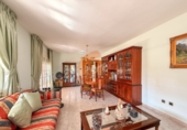 Дом с участком на продажу в городе el Vendrell. Фото
